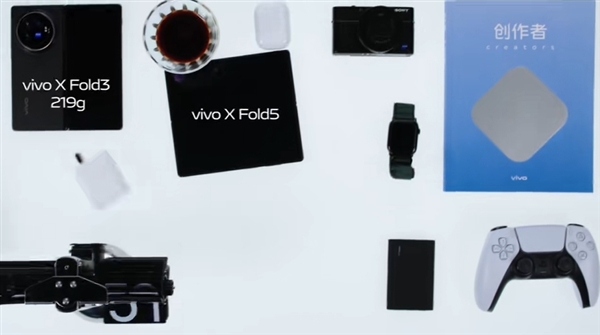 真·輕到起飛！vivo X Fold5實測被風扇吹飛 老款219g紋絲不動