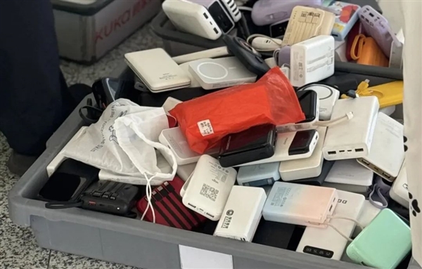 網友曬現場圖：機場成筐的充電寶被攔！假3C認證一眼識破