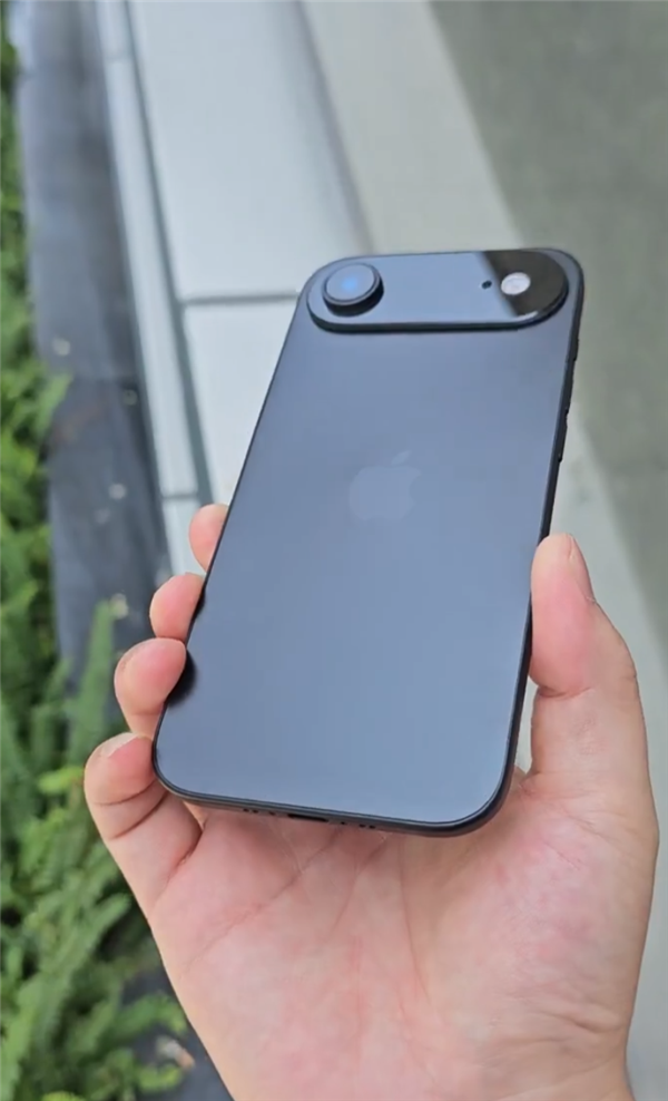 5.5mm史上薄蘋果手機！iPhone 17 Air新機模上手