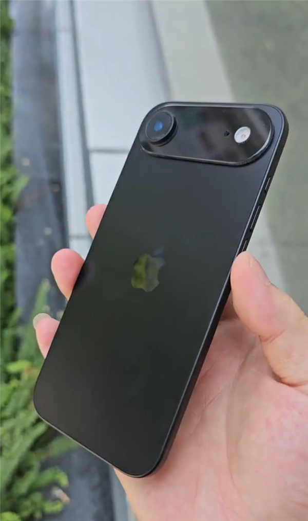 5.5mm史上薄蘋果手機！iPhone 17 Air新機模上手