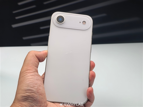 iPhone 17 Air新機模上手：蘋果史上薄手機 無SIM卡槽